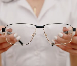 Optiker vs Augenarzt Brillenanpassung