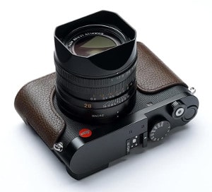 Leica Q3 mit Ledertasche